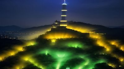 日系动漫风格插图感的城市夜景，霓虹灯反射在雨后街道，代表「调教」词汇从日系二次元文化输入中文网络的文化背景